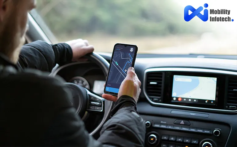 A man drive car and watch smartphone