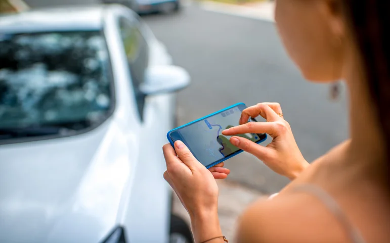 white-label-carpooling-app-interface-with-gps-tracking