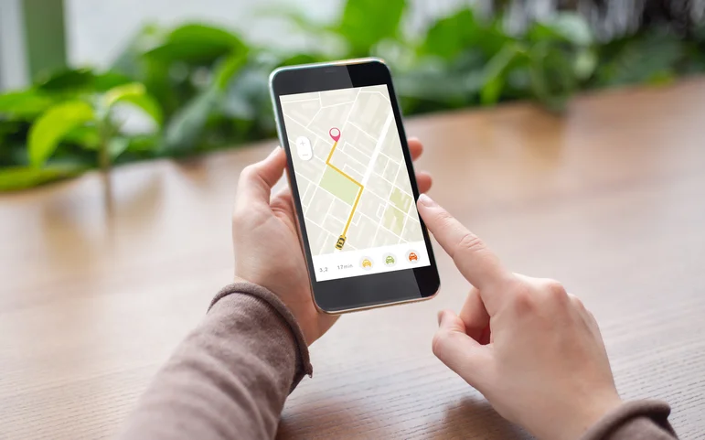 mobile-interface-of-a-white-label-rideshare-app-showing-rider-tracking
